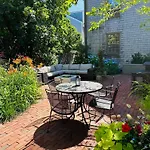 Seven Sea Street Inn